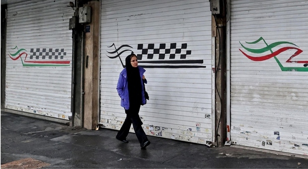 Iran, proteste, scioperi e serrate: chiudono i negozi. E gli ayatollah reagiscono: «Via con le esecuzioni»
