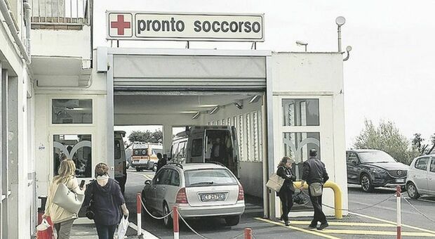 Salerno, attesa di 8 ore in pronto soccorso in codice rosso: paziente morto. Era andato in ospedale per un dolore alla spalla