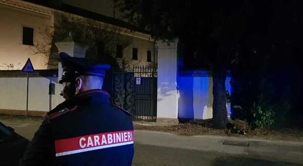 I carabinieri di fronte alla villa di Zerman dell'imprenditore Nicola Giol