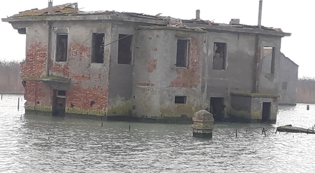 Una casa abbandonata nel delta dopo l'abbassamento del suolo per le estrazioni di gas