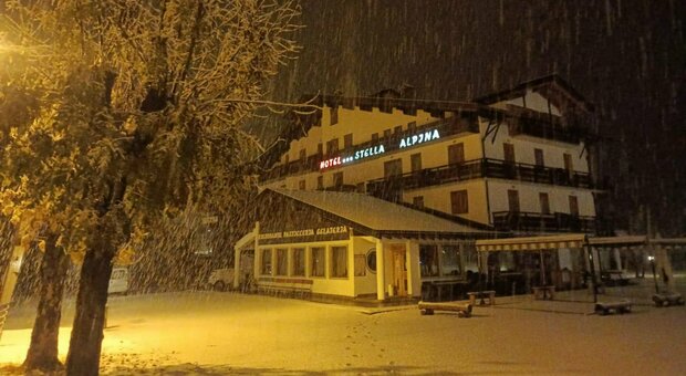 Meteo, allarme arancione in Veneto. Prima nevicata a Misurina e Falcade. Scatta il pericolo valanghe Foto