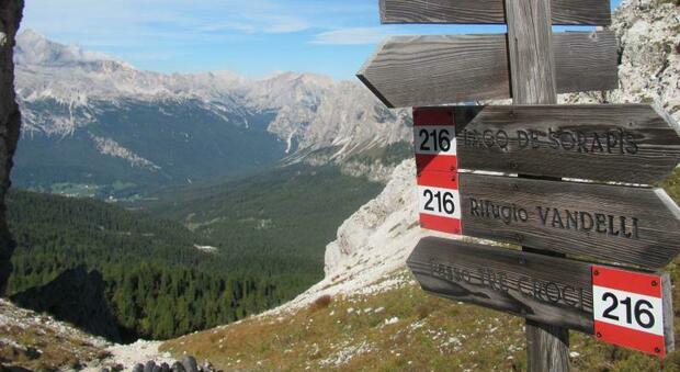Tabelle dei sentieri del Cai di Cortina nella zona di Forcella Marcoira
