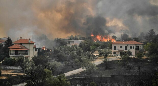 Incendi Grecia, migliaia in fuga. Inferno nell'Attica. «Ad Atene l'Acropoli coperta di cenere»
