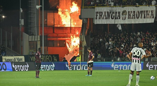 Salernitana-Udinese, partita sospesa al 60': oggetti in campo lanciati dai tifosi