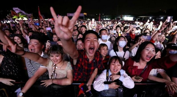 Wuhan, in 11.000 al concerto senza mascherine né distanziamenti: «Il virus è finito, ma quanti sforzi per essere qui»