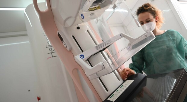 Tumore al seno, ecografia negativa ma medico scopre carcinoma di 4 millimetri e salva la vita alla paziente