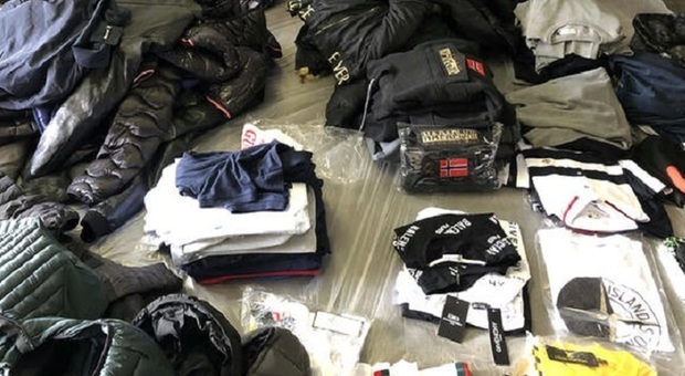 Maxi sequestro di vestiti contraffatti: 51mila articoli "made in China" arrivati in porto con i loghi dell'Italia