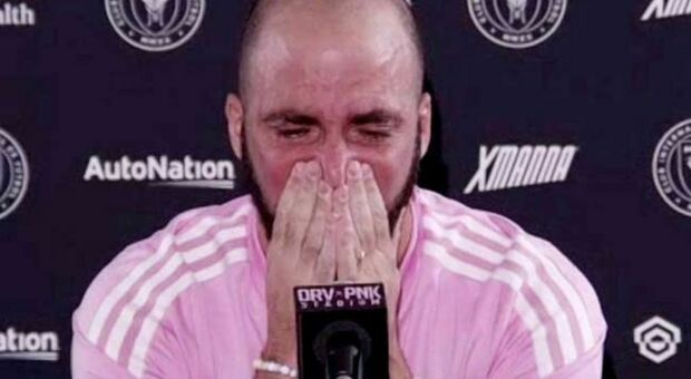 Higuain si ritira in lacrime, addio al calcio a fine stagione. «Sono stato un privilegiato»