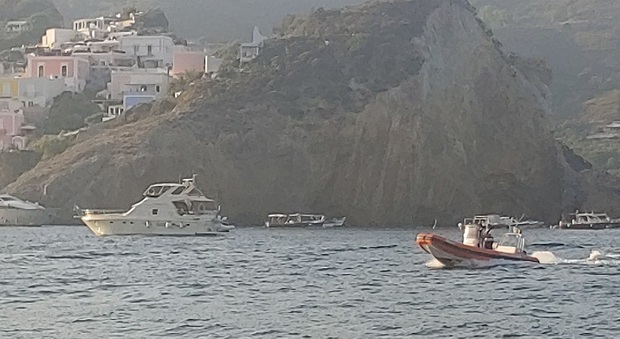 Affonda barca a Ponza, salvati quattro ragazzi a Cala del Core