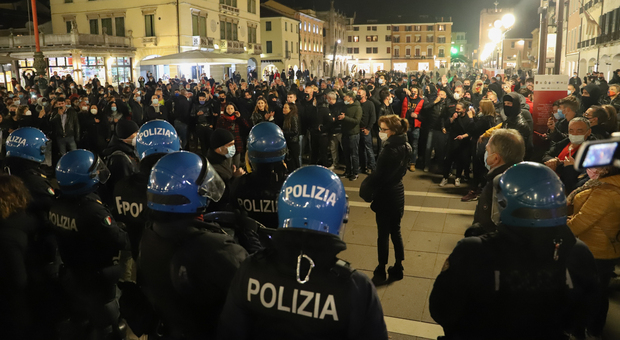 La manifestazione e il presidio della polizia in piazza Ferretto a Mestre