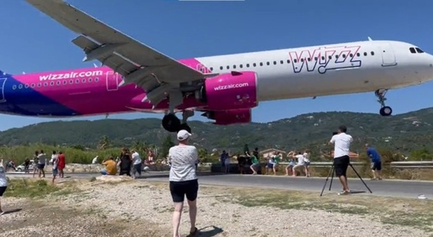 Wizz Air, aereo sfiora turisti in spiaggia sull'isola greca di Skiathos. «Atterraggio da record»