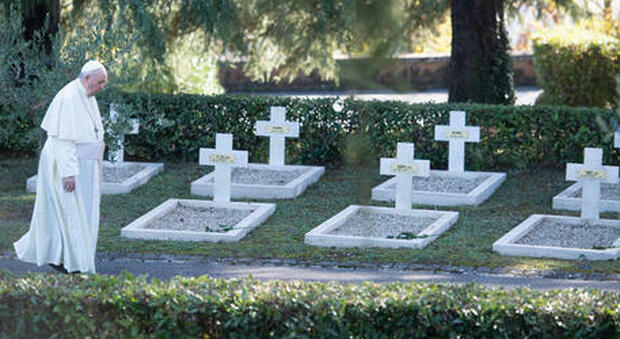 Papa Francesco nel cimitero francese: «Brava gente morta nel 1944 per difendere patria, valori e ideali»