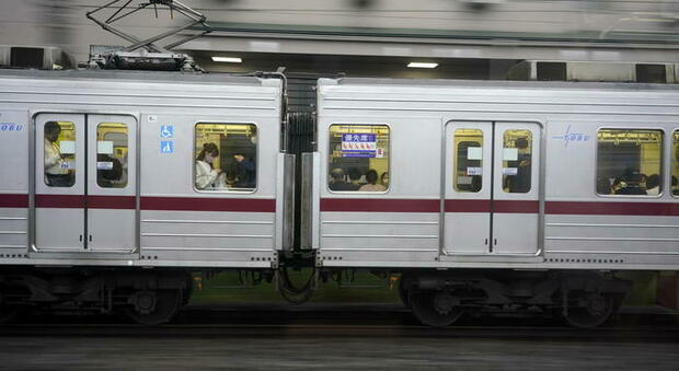 Tokyo, attacco con acido nella metro: due ustionati, ricercato un uomo