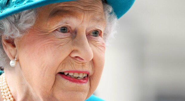 Regina Elisabetta positiva al Covid. Paura per la sovrana 95enne dopo i recenti problemi di salute