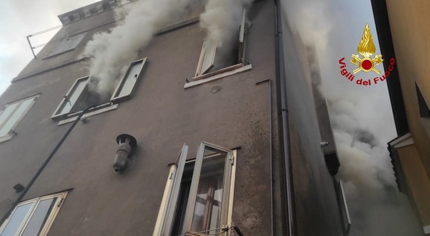 Chioggia, pauroso incendio in casa: uomo intrappolato nelle fiamme. Calle invasa dal fumo