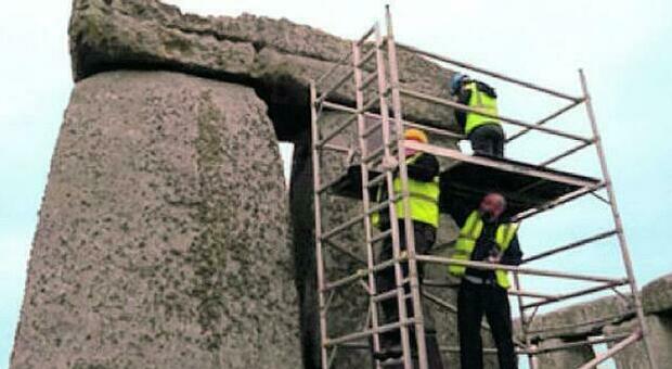 Stonehenge, crepe e rischio crolli: corsa contro il tempo per salvare la storia