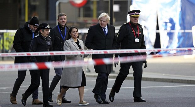 Boris Johnson nell'area dell'attentato