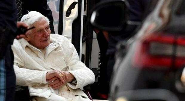 Papa Ratzinger si vaccinerà, si è prenotato come tutti i cardinali e i vescovi al Fondo Sanitario Vaticano