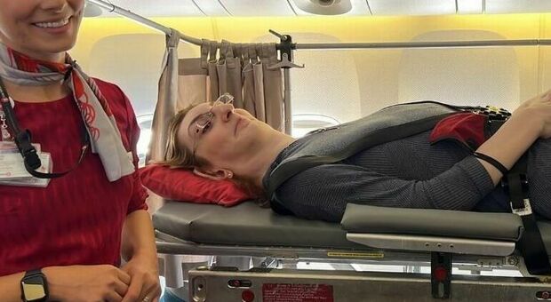 Donna più alta del mondo vola in Usa sdraiata su 6 posti perché non entra in cabina: «Così ho realizzato il mio sogno»