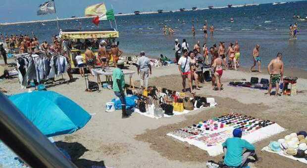 CHIOGGIA Alcuni venditori ambulanti in spiaggia
