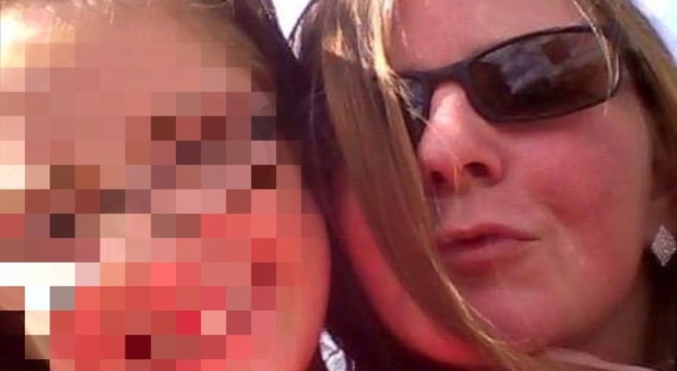 La figlia dice alla mamma di stare male, ma lei se ne va al pub: 13enne muore per un'ulcera