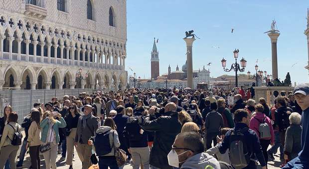 A Venezia è tornata l'invasione dei turisti: 108mila nella giornata di sabato