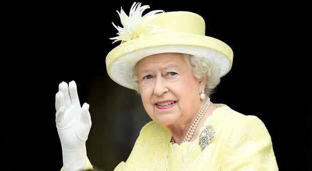 Regina Elisabetta, un 2022 che inizia malissimo, tra Covid, scandali e acciacchi