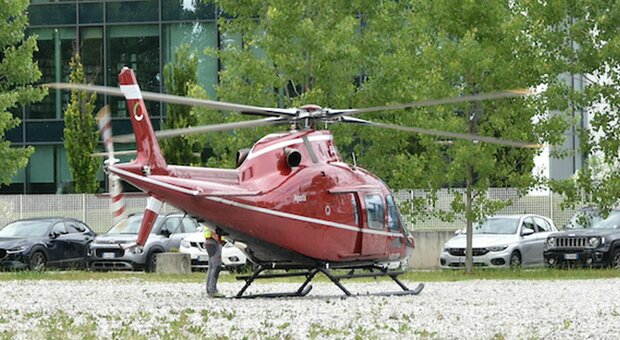 L'elicottero alla Roto Cart nel piazzale dell'azienda a Resana prima della partenza