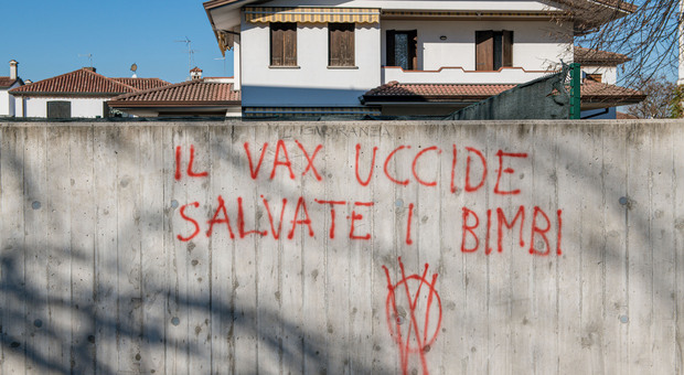Una delle scritte no vax a Treviso
