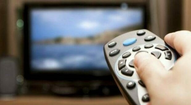 Televisione addio, solo il 40% degli italiani davanti allo schermo nella fascia prime time