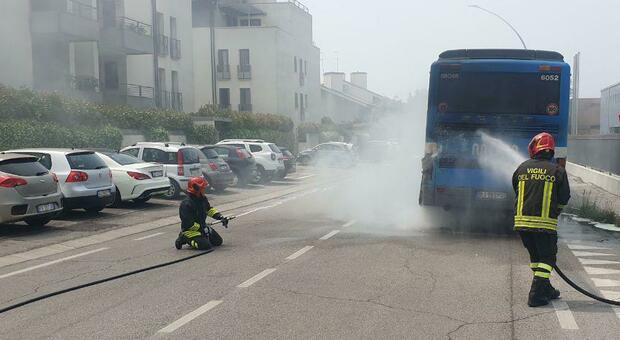 Il bus a fuoco all'altezza dell' incrocio fra via delle Querce e via dei Faggi