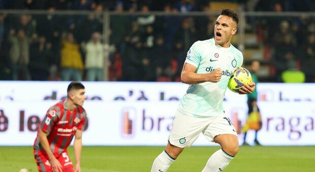Inter, Lautaro Martinez con una doppietta ribalta la Cremonese: Inzaghi secondo per una notte