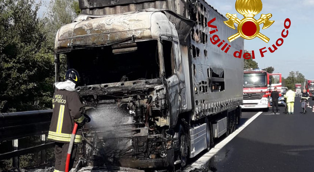 Camion prende fuoco in A4, traffico bloccato mezz'ora: code in autostrada Foto