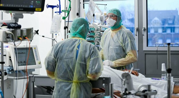 Pandemia, l'anomalia italiana dei decessi. «Sistema sanitario troppo fragile»
