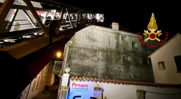 I controlli dei pompieri in Prato della Valle dopo il crollo del tetto