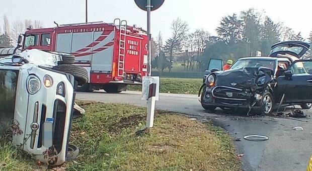 Fiat 500 si scontra con una Mini Countryman all'incrocio: un ferito