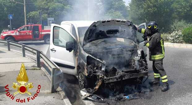 Furgone prende fuoco in strada a Opicina: il conducente esce in tempo