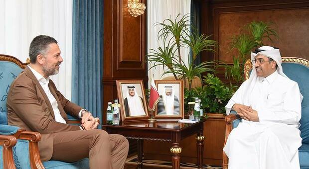 Nell'ufficio di Doha il sindacalista friulano Luca Visentini e il ministro del Qatar, Ali bin Samikh Al Marri