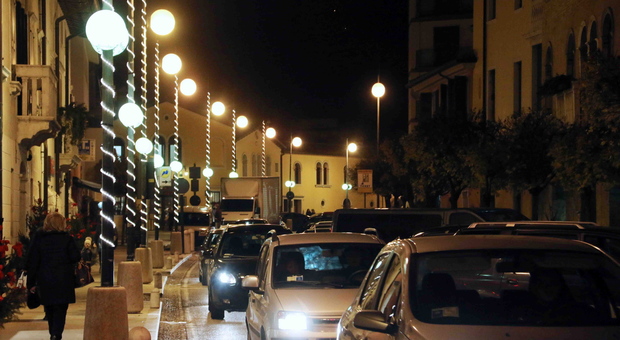 Strada illuminata a Sacile