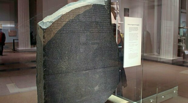 nella foto la Stele di Rosetta esposta al British Museum