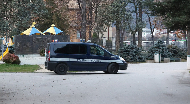 Un'auto della polizia locale di Belluno durante un controllo