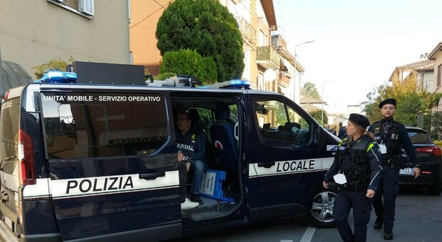 Le forze dell'ordine in azione in via Piave