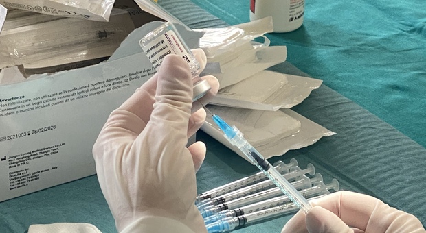 Medici e dentisti non vaccinati, in Italia 1.579 sospesi dall'ordine perché ancora senza dosi. I dati Fnomceo