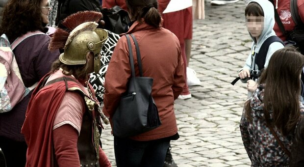 Colosseo, centurioni minacciano turisti e pretendono 150 euro per un selfie: arrestati per estorsione