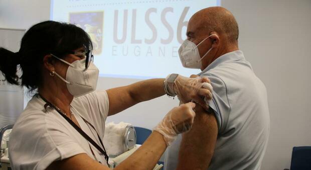 Domenico Crisarà si sottopone alla vaccinazione contro l'influenza
