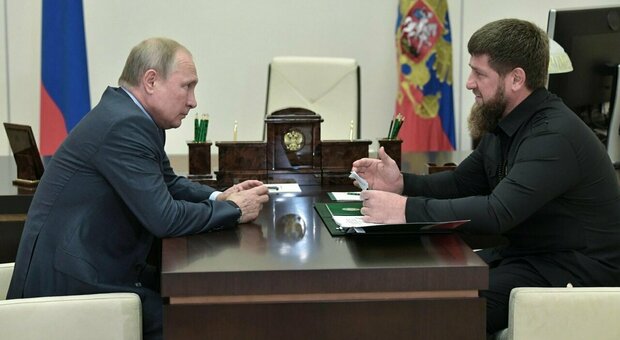 Putin, Mosca frena sull'atomica (e bacchetta Kadyrov). E dopo l'avanzata di Kiev sposta i "nuovi" confini