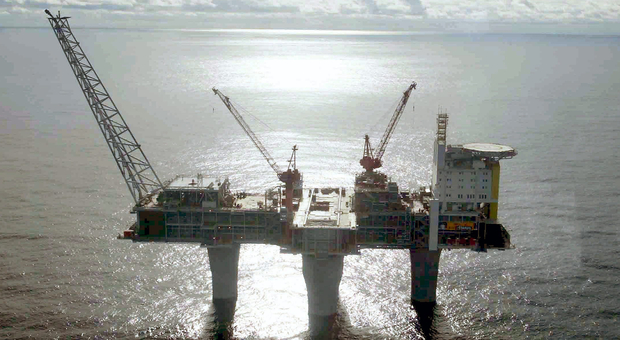 Una piattaforma per l'estrazione di gas in mare