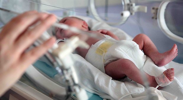 Pertosse, bimba di 40 giorni non finisce più di tossire: curata in ospedale