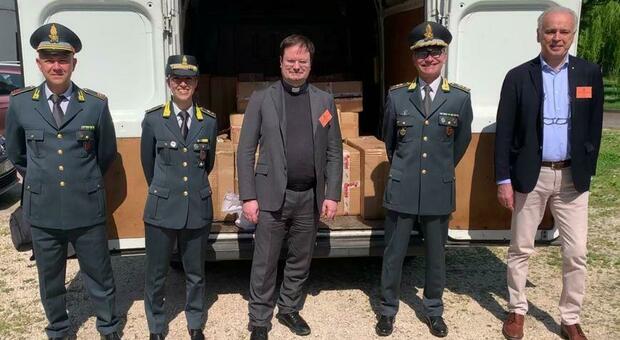 Consegnati alla Caritas oltre 500 articoli di abbigliamento sequestrati