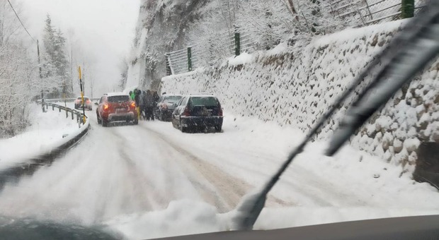 Automobilisti impreparati in strada, a decine in panne sulla neve. Il sindaco: «Controlli all'inizio delle valli. O torni a casa»